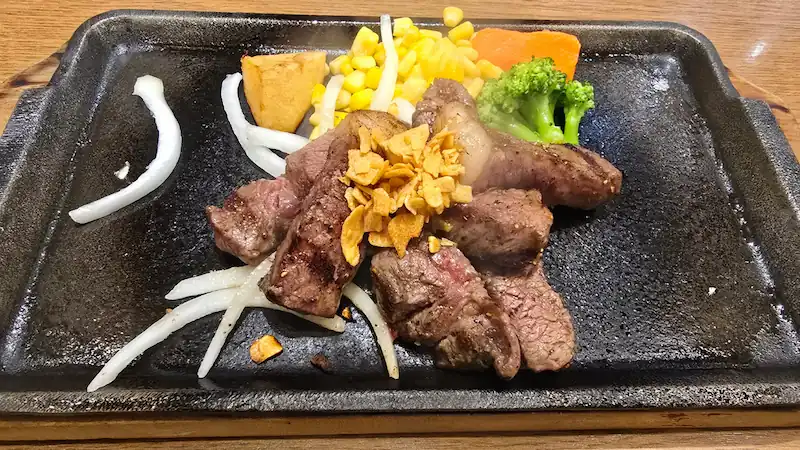 3053-yutai-2026-03 ペッパーフードサービスの株主優待で食べたステーキの配膳直後
