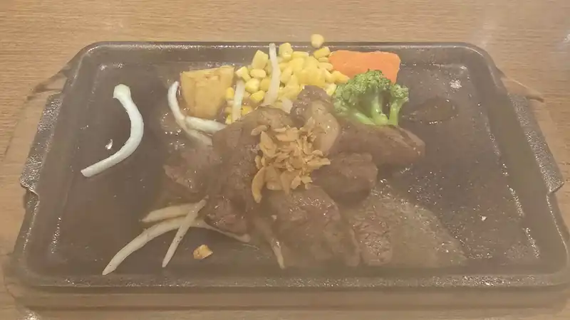ペッパーフードサービスの株主優待で食べたステーキにステーキソースをかけた瞬間の湯気まみれ