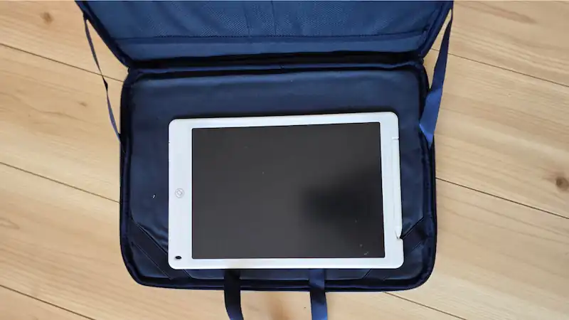 7818トランザクションの株主優待のPCバッグ電子メモ帳を入れてみた