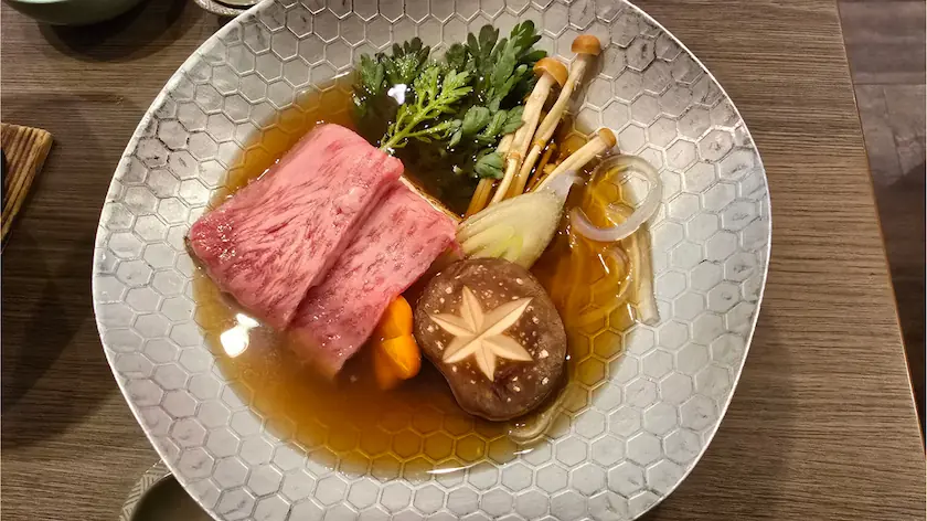 前菜として運ばれてきたすき焼き