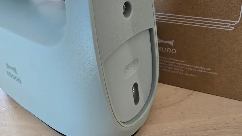 3140BRUNOの衣類スチームアイロンのpushボタンアップ