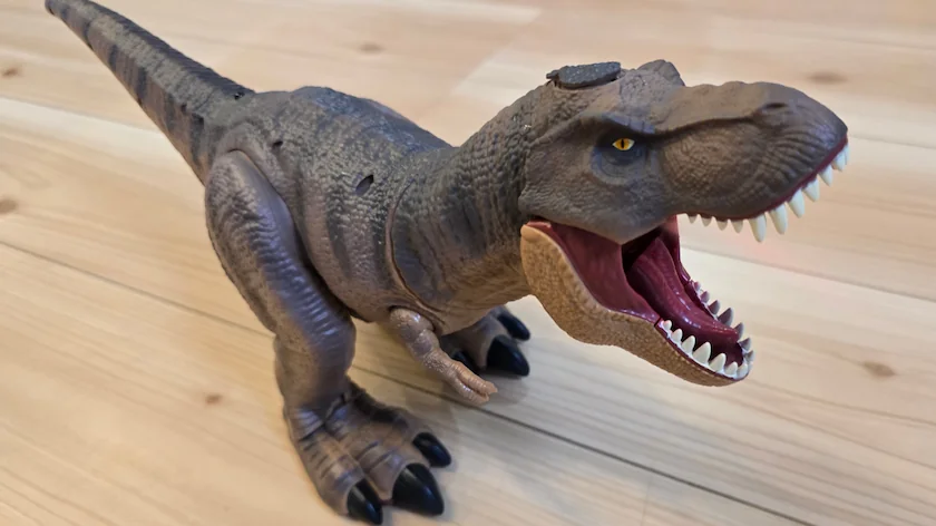 7552ハピネット株主優待品の「RC 生き物シリーズ 爆炎バーニングティラノ」