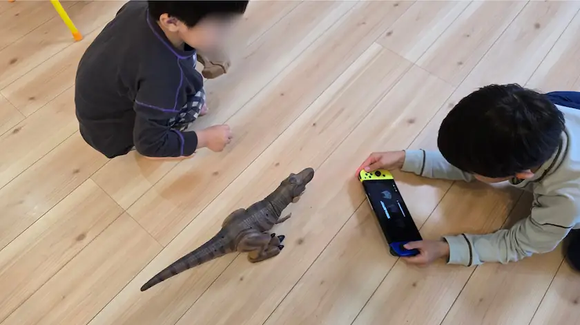 「Stray」と「RC 生き物シリーズ 爆炎バーニングティラノ」が到着