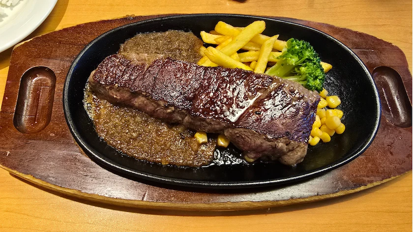 ステーキ宮八乙女の食事の様子