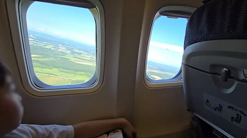 飛行機での様子