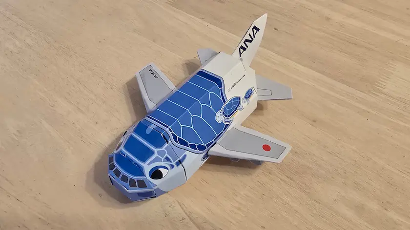 機内でもらったペーパークラフトを実際に組み立てた