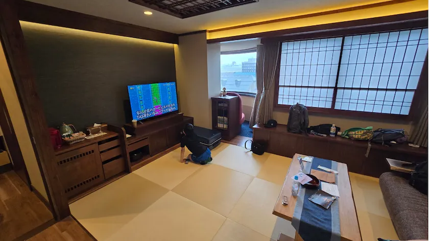 運河の宿 おたる ふる川 お部屋のリビングの様子(テレビ側)