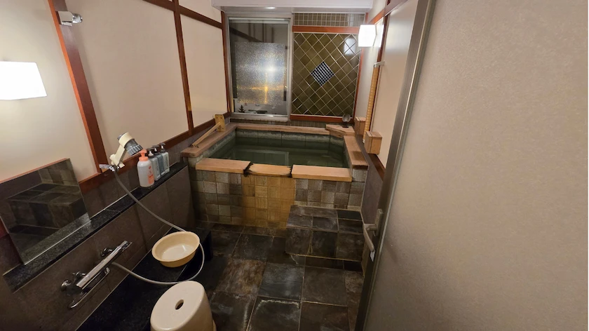 運河の宿 おたる ふる川 客室内の温泉の様子