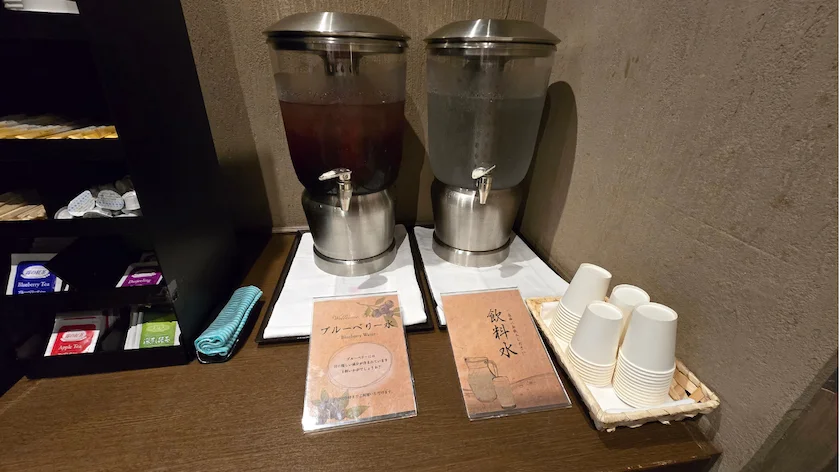 定山渓ゆらく草庵の待合処のフリードリンク(お水とブルーベリー水)