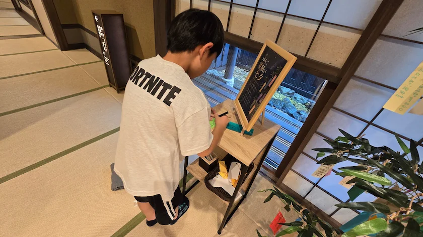 七夕イベントで願い事を書く長男