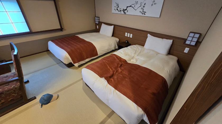 「ゆらく草庵」のお部屋にあるベッド