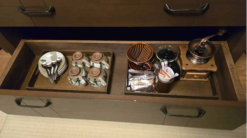「ゆらく草庵」のテレビ下の棚2段目