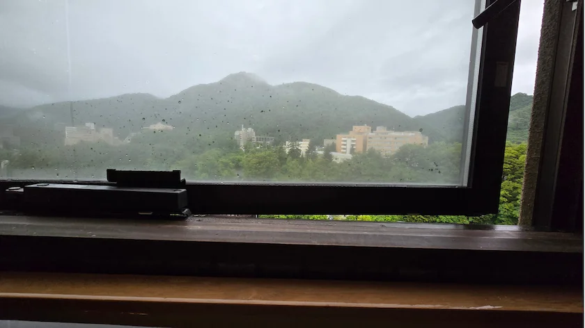 天然温泉客室風呂の窓