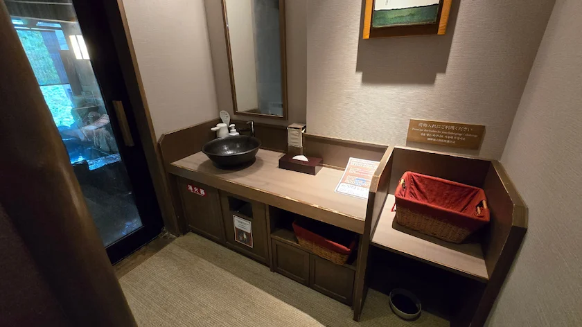 貸切風呂の「岩風呂 寂」の脱衣所1