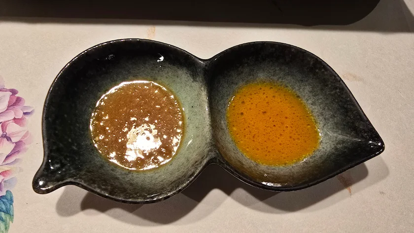 湯けむり蒸し用の味噌だれと人参だれ