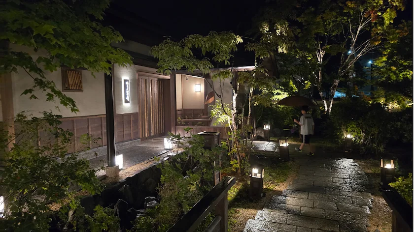 夜の定山渓ゆらく草庵