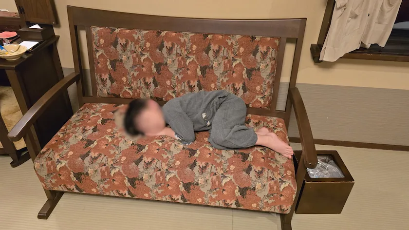 疲れてソファーで就寝する次男