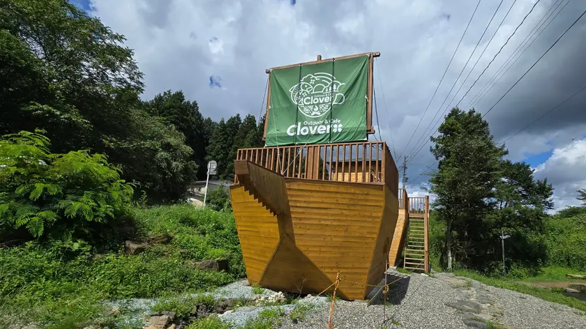 敷地内にある船のような建物