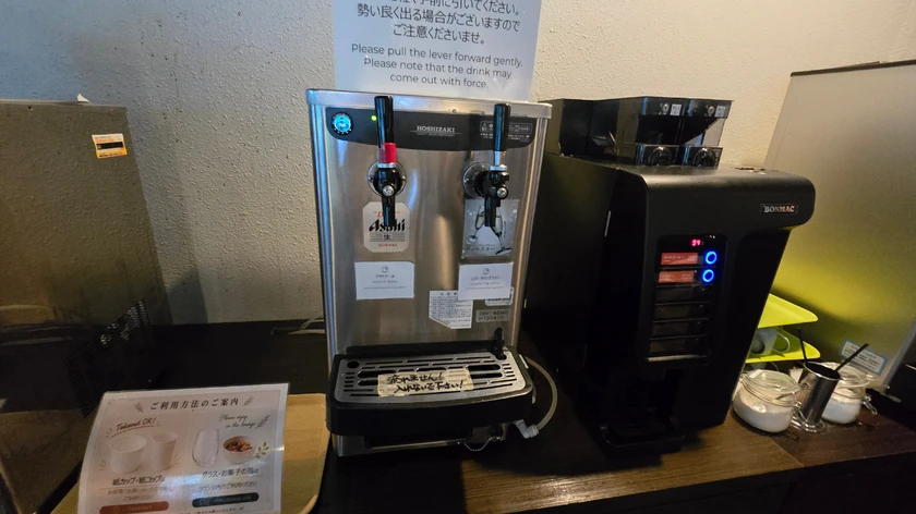 ラウンジ「らぐ」のビールサーバーとコーヒーメーカー