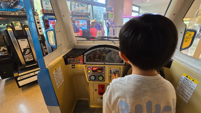 ゲームコーナーで遊ぶ次男