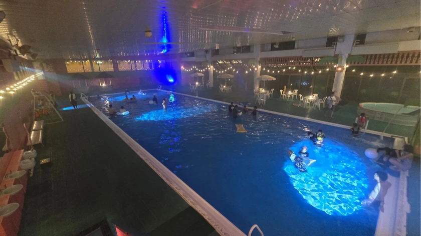 ナイトプールの全景