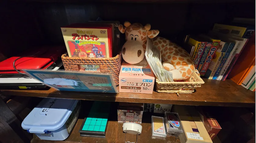 運河の宿 おたる ふる川 無料貸出品の棚(2段目)