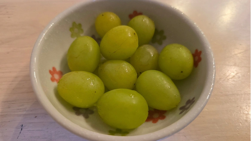 プレミアムウォーターHD(2588)から届いた優待品のシャインマスカットを食べているところ
